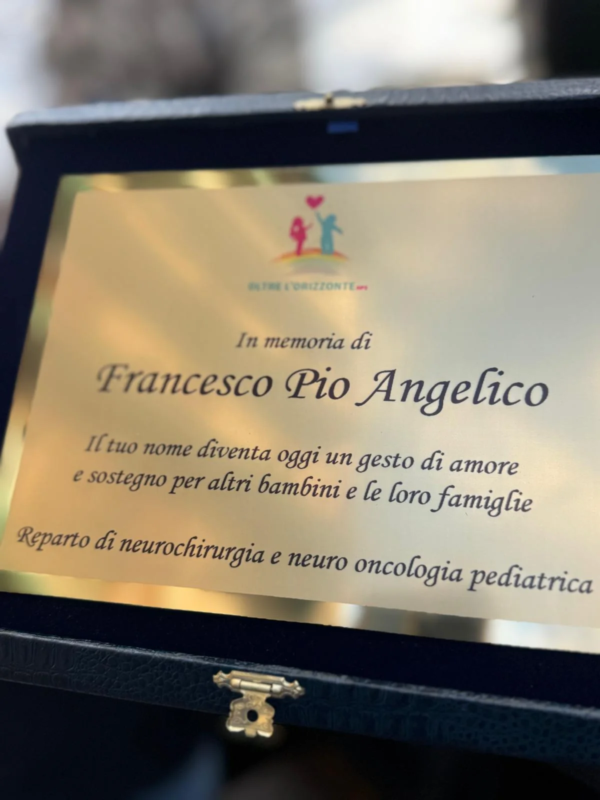 Targa in memoria di Francesco Pio Angelico con dedica ai bambini e alle famiglie